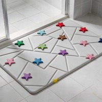 Minimalistische rechteckige Mikrofaser-Badematte mit geometrischem Muster und rutschfester Gummiunterseite für Badezimmerböden.