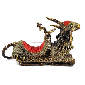 Porte-bougie indien hindou sacré en laiton pur représentant la déesse Nandi, vache avec trône et paon, art multicolore, 6 pouces - Product Image 2