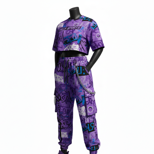 Conjunto Premium de Top Corto y Pantalones Cargo para Mujer, 220 GSM, Poliéster y Spandex, Color Morado, Estilo Graffiti Urbano, Logotipo Personalizado por Sublimación - Product Image 4