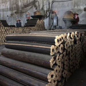 Briquettes de sciure de bois de chêne et de frêne compressées de qualité supérieure, combustible biomasse à combustion propre, énergie renouvelable pour le chauffage des chaudières industrielles - Product Image 1