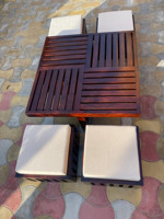 Ensemble de table basse en bois massif au design moderne et gain de place avec 4 poufs rembourrés