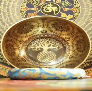 ชามทองสัมฤทธิ์สลักลายดอกไม้ พร้อมไม้ตีและเบาะรองสีดำสำหรับการทำสมาธิ มีจำหน่ายในราคาขายส่ง - Product Image 4