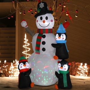 Decorazione Gonfiabile Pupazzo di Neve da 1,8 m con 3 Pinguini, 4 Catene Luminose e 1 Luce Rotante Colorata per Esterni, Decorazioni Natalizie da Giardino - Product Image 1