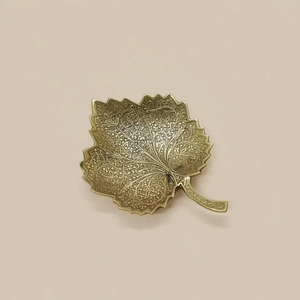 Plato Decorativo de Metal con Hojas Grabadas, Diseño Vintage para Exhibición en Cocina u Hogar - Product Image 5