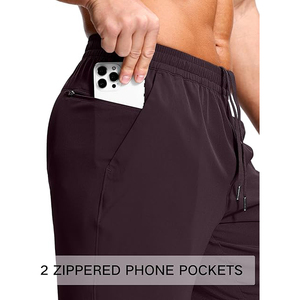 Pantalones cortos deportivos para hombre con franjas reflectantes en las aberturas de las piernas para seguridad nocturna, bolsillo oculto con cremallera en la cintura y ajuste atlético. - Product Image 4
