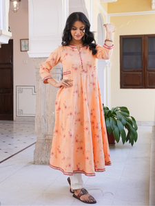Kurta Anarkali de Rayón Color Durazno con Estampado Floral para Mujer, Cuello en V, Mangas Tres Cuartos, Diseñada para Uso Casual, Festivo y Étnico Global - Product Image 2