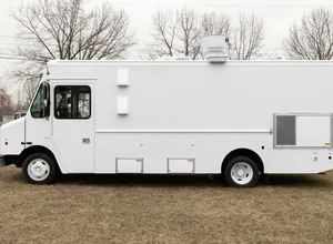 18-foot <b>Freightliner</b> MT45/MT55 Step Van Converted 4 Wheel Stainless Steel & Iron Outdoor Food <b>Truck</b> Slicer Griddle Pizza Oven - Product Image 2