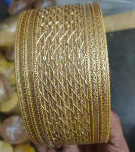 Hermoso encaje bordado en oro con base de tela brillante para diseños de moda de alta gama. - Product Image 2