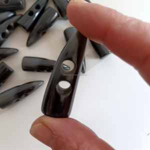 Venta al por mayor de botones de palanca de cuerno de buey real de 2 agujeros de color natural estilo retro personalizado Premium de moda para suéter de FWE - Product Image 4