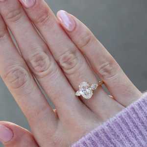 Bague de fiançailles luxueuse à trois pierres avec diamant de laboratoire ovale de 2 carats, coupe poire latérale, en or jaune 14K plaqué rhodium, IGI OM GEMS - Product Image 3