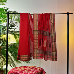 ผ้าส่าหรีไหมทอมือสีแดงสุดหรู พร้อมขอบทอมือแบบดั้งเดิมและลวดลายละเอียดอ่อน |   ชุดงานรื่นเริงแบบเบาสบายสไตล์ชาติพันธุ์ - Product Image 1