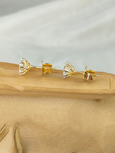 Pendientes de diamantes de corte redondo en oro amarillo, un clásico esencial para el día a día con un brillo brillante y un estilo elegante y atemporal. - Product Image 3