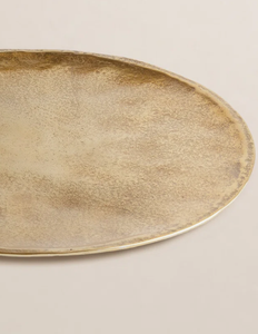 Bandeja de Servir con Acabado de Latón de Inspiración Real para una Experiencia Gastronómica Elegante y Decoración de Hogar de Lujo con Acabado Artesanal Detallado - Product Image 2