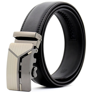 Ceinture en cuir de vachette réversible rouge avec boucle rectangulaire automatique argentée, conçue pour un usage décontracté et une mode quotidienne - Product Image 3