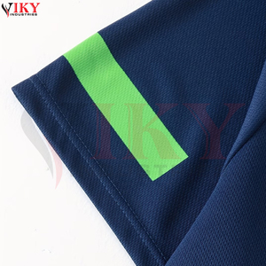 Ensemble de vêtements de sport pour homme bleu marine, t-shirt à manches courtes avec imprimé graphique et short de sport assorti, tenue de sport - Product Image 4