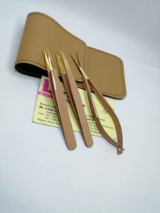 Kit de toilettage des sourcils en acier inoxydable plaqué or de précision, certifié CE, avec pinces à sourcils, ciseaux et étui pour la coupe des sourcils - Product Image 2