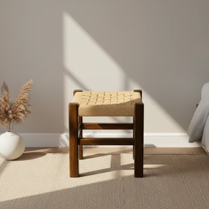 Tabouret en teck minimaliste Jin, meuble d'appoint artisanal pour intérieur avec revêtement naturel mat, pour usage résidentiel et commercial - Product Image 2