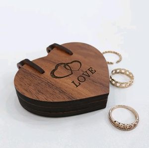 Boîte à bague en bois en forme de cœur avec miroir, article cadeau personnalisé pour fiançailles et mariage, marron - Product Image 5