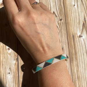 Pulsera de Cuentas Hecha a Mano con Turquesa y Detalles en Oro Blanco, Joyería de Moda con Diseño Exquisito - Product Image 3