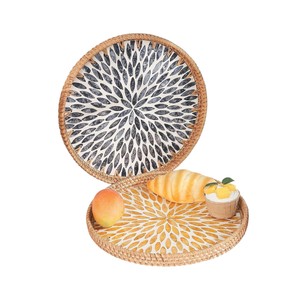 Plateau de service en rotin naturel avec surface décorative en nacre - Product Image 4