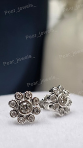 Boucles d'oreilles clous fleur en argent sterling 925, moissanite taille brillant ronde VVS, serties de diamants, avec fermoir à vis, pour femme - Product Image 4