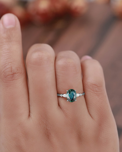 Anillo de compromiso de moissanita verde de corte ovalado de 2.2 CT, chapado en oro de 18K, de lujo, para aniversario, uso diario, propuesta, regalo hecho a mano, con engaste de puntas - Product Image 4