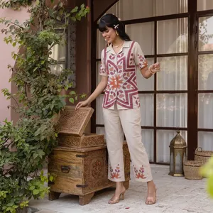 Ensemble coordonné beige en lin et coton brodé avec col chemise pour femme, pantalon droit à manches courtes, tenue décontractée style été - Product Image 2