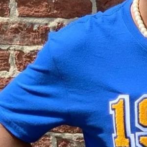T-shirt unisexe bleu roi 1922 avec imprimé graphique, col rond décontracté, manches courtes, mode streetwear, vêtements personnalisés en gros - Product Image 4