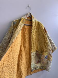 Veste traditionnelle indienne faite à la main, patchwork bohème, brodée et matelassée Kantha pour femmes - Product Image 5