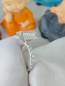 Bague en diamant taille émeraude avec pierres latérales en or blanc, conçue pour une élégance intemporelle, des lignes épurées et un look luxueux raffiné - Product Image 2