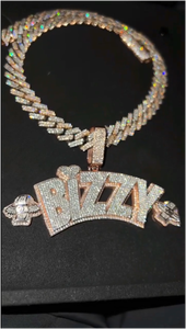 จี้เพชรแบบกำหนดเองสไตล์ฮิปฮอป ผ่านการทดสอบเพชร ทองคำขาวสองสี ประดับเพชรโมอิสซาไนต์ VVS รูปตัวอักษร พร้อมสร้อยคิวบาลิงค์ - Product Image 2