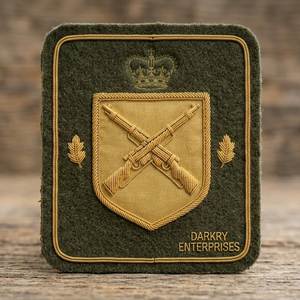 Parche de Escudo Cruzado Bordado a Mano con Hilo de Oro, Insignia de Corona de Fieltro Verde Oliva, Servicio Personalizado a Medida - Product Image 1