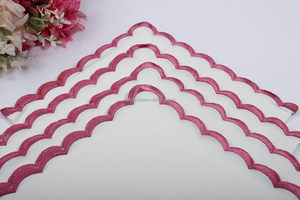 Serviettes carrées en coton blanc 18x18 pouces personnalisables en gros, broderie festonnée rose, écologiques pour mariages, événements et décoration intérieure - Product Image 3