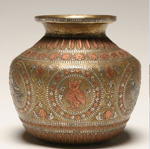 Magnifique kalash en trois métaux avec motifs d'hiboux et d'oiseaux. Magnifique pour les rituels, disponible à prix de gros. - Product Image 1