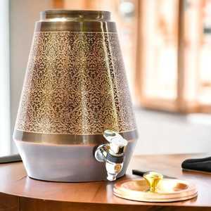 Distributeur d'eau en cuivre gravé au laser de luxe, finition bronze antique, réservoir métallique ayurvédique de 5 L avec robinet anti-fuite de haute qualité - Product Image 1