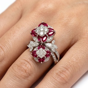 Bague tendance en or blanc 18 carats avec rubis naturels et bande pavée de diamants double fleur pour le marché de la joaillerie en Europe et au Royaume-Uni - Product Image 4