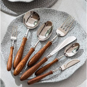 Ensemble de couverts en acier inoxydable de qualité supérieure avec manches en bois, finition polie miroir, pour la maison et la cuisine. - Product Image 1