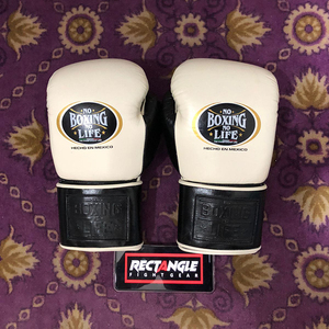 ถุงมือชกมวยหนังวัวแท้แบบผูกเชือก รุ่น Custom No Boxing no Life สำหรับฝึกซ้อมและแข่งขัน ซึมซับเหงื่อ แห้งเร็ว รับผลิตแบบ OEM จำนวนมาก - Product Image 2