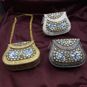 กระเป๋าคลัทช์ลายโมเสคสีน้ำเงินพร้อมลายดอกไม้สีทองและสายสะพายโซ่ กระเป๋าถือแฟชั่นรูปทรงพิเศษ - Product Image 5