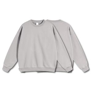 Sudadera unisex azul claro de cuello redondo, corte regular, tejido de algodón, estilo casual para otoño con logo estampado en relieve. - Product Image 2