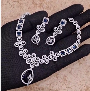 Ensemble collier et boucles d'oreilles élégants de qualité supérieure, plaqués argent, design classique, pour mariage, fête ou occasion spéciale. - Product Image 5