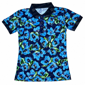 Polo de golf à manches courtes pour femme, imprimé floral, fleurs bleues, tricoté en polyester, haut décontracté avec fermeture boutonnée, 100 % polyester - Product Image 1