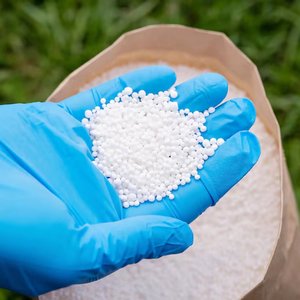Urea 46%N Nitrógeno 46-0-0 Fertilizante Granular en Sacos a Granel de 50kg y 1000kg para Uso Agrícola - Product Image 1