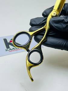 กรรไกรตัดผมมือขวา KAAMIR INSTRUMENTS รุ่น Professional Custom Sharp ผลิตจากเหล็กกล้าไร้สนิมสีดำด้าน ขนาด 4.5 นิ้ว ด้ามจับขนาดกลาง - Product Image 6