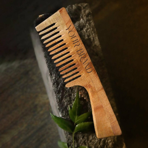 Peine de madera antiestático hecho de troncos de Neem naturalmente antibacterianos para peinar el cabello y masajear el cuero cabelludo. - Product Image 1
