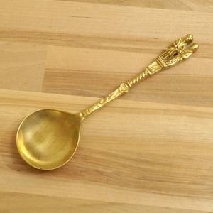 Cuchara de Postre Dorada con Diseño Artístico y Asa Esculpida, para Hogar y Hotel, de UO - Product Image 1