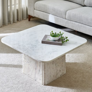 Mesa de centro redonda de mármol con estante inferior y marco dorado curvo, disponible a precios de mayorista. - Product Image 2