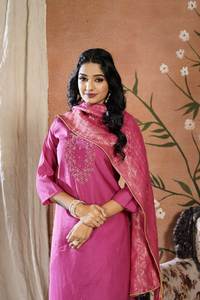 Ensemble Kurta en tissu romain de qualité supérieure, vente en gros, travail manuel, manches trois quarts, longueur mollet, avec pantalon en soie romaine et dupatta - Product Image 5