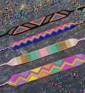 Bracelet perlé fait main avec motifs géométriques colorés pour la fabrication de bijoux - Product Image 1