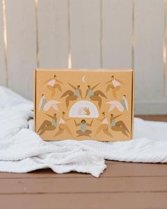กล่องใส่ของแบบสั่งทำพิเศษสีแอพริคอตโอ๊คแอมเบอร์ลายดอกไม้ป่าสีเขียวอมเทาแบบปิดผนึก  สำหรับผู้หญิง  งานศิลปะสุดหรูหรา  กระดาษเคลือบลายโลโก้ - Product Image 3